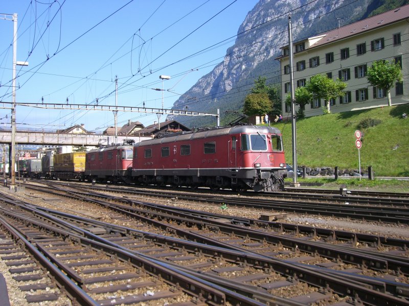 Eine Re 10/10 nimmt Anlauf auf die Gotthardbahn am 08.09.2007 in Erstfeld.