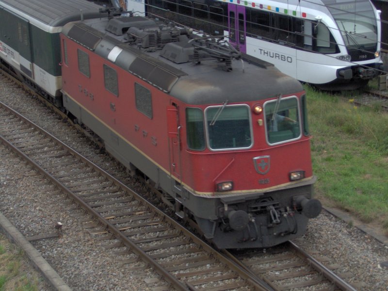 Eine Re 420 ( Re 4/4 II) fhrt mit einem Rheintalexpress von Chur nach ST. Gallen, gerade aus dem Bahnhof Sargans aus. Dahinter steht ein Thurbo nach Buchs/SG abgestellt. Bild ist von der berfhrung beim Bahnhof Sargans gemacht worden. 24.12.07