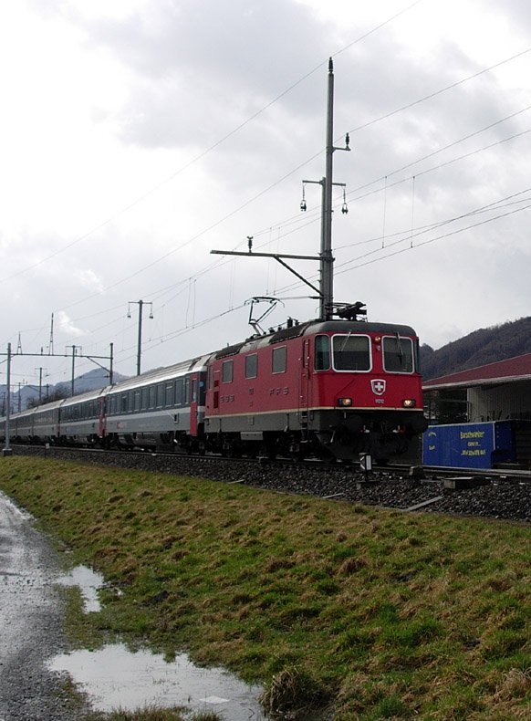 Eine RE 420zieht den EC Transalpin von Basel SBB nach Wien West. Hier bei der durchfahrt durch Sevelen. Nchster Halt: Grenzbahnhof Buchs / SG am 01.03.08