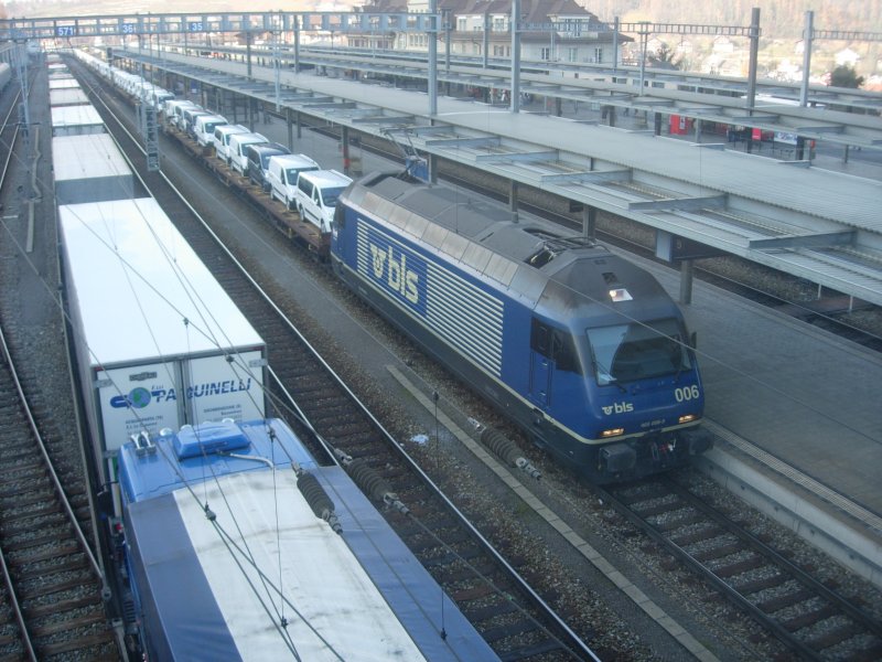 Eine Re 465 der BLS steht mit einem Gterzug aus Basel nach Domodossola in Spiez. 24.11.07