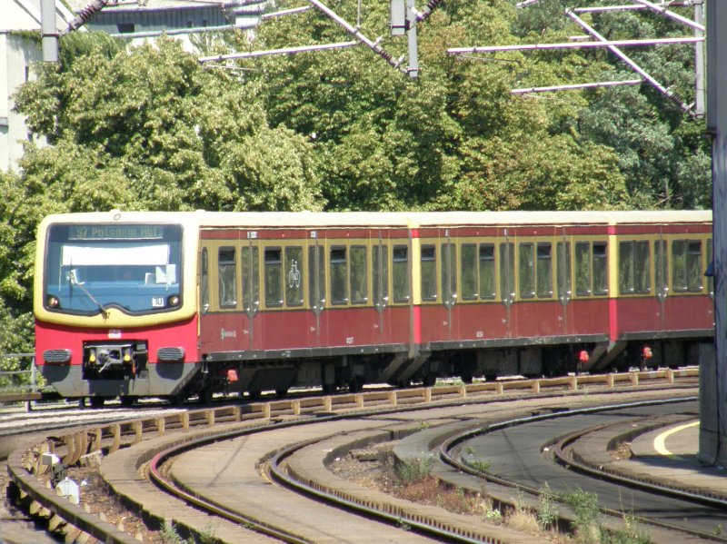 Eine S7 fhrt an der Station Berlin-Tiergarten um die Ecke. (29.07.2008)