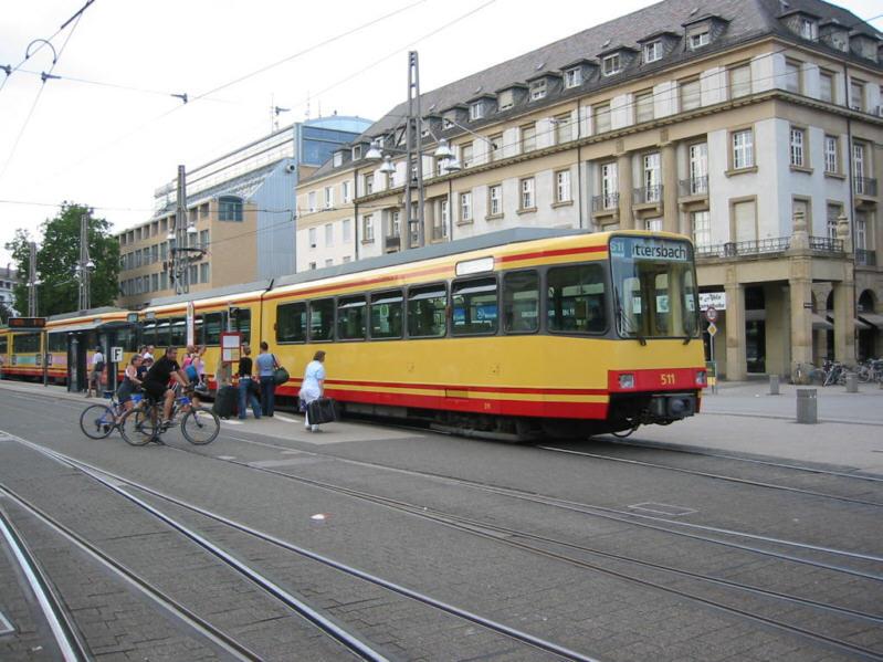 Eine Stadtbahn des KVV fhrt am 08.08.2004 in die Haltestelle vor dem Karlsruher Hauptbahnhof ein. Der Zug der Linie S 11 hat Ittersbach zum Ziel. 