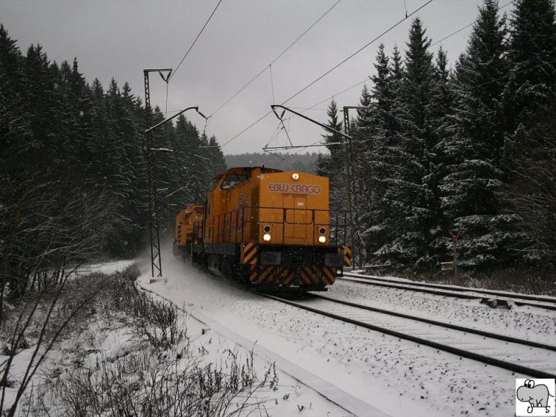 Eine V 100 (Ost) der EBW-Cargo fhrt mit einen kurzen Bauzug am 23. November 2008 in Richtung Sden ber die Frankenwaldrampe. Die Aufnahme entstand bei winterlichen Wetter kurz vor dem Bahnhof Frtschendorf im Landkreis Kronach.