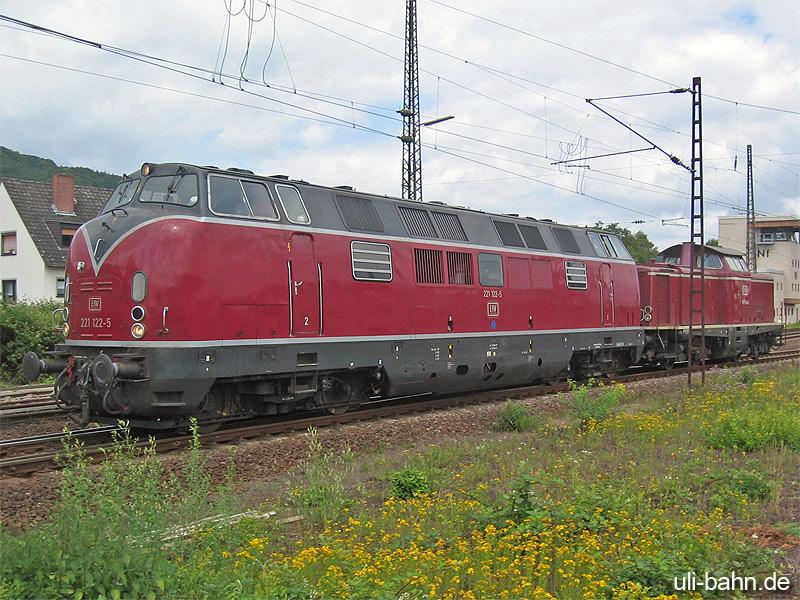 Eine V 200 (221 122) der EfW in Niederlahnstein am 22.6.2006. Dahinter BR 212 106 des gleichen Unternehmens.