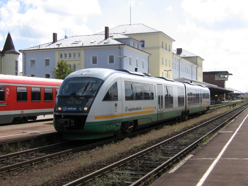 Eine Vogtlandbahn verlsst am 22.8.2007 den Weidner Bahnhof.