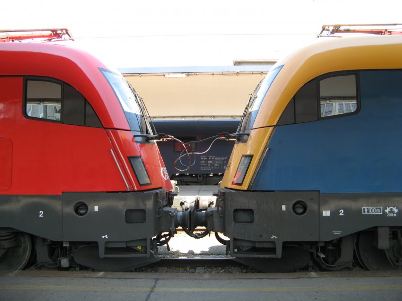 Eine wirklich europische Verbindung. 1116 009 der BB und 1047 004 der MAV warten auf Ausfahrt in Wien Westbahnhof nach Budapest 