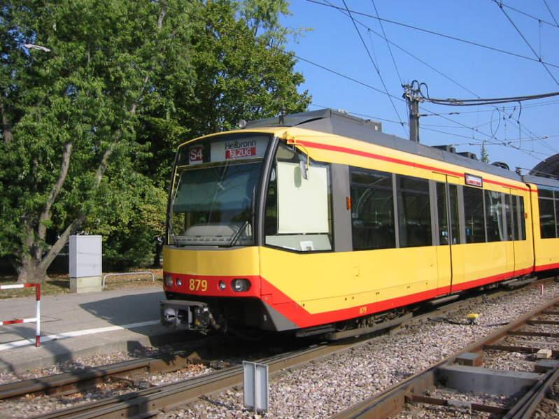 Eine Zweisystem-Stadtbahn beim Albtal-Bahnhof in Karlsruhe am 24.08.2003. Sie fhrt auf der Linie S4 als Eilzug nach Heilbronn weiter.