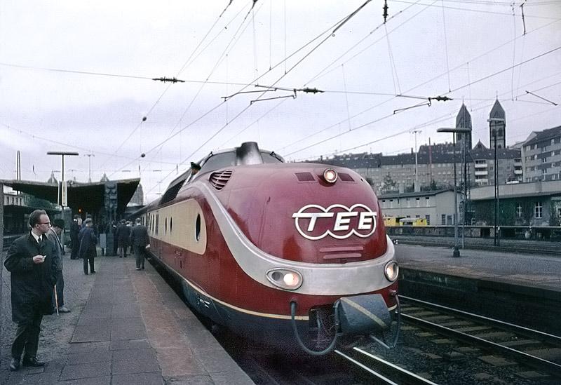 Einer der formschnsten Triebzge der frheren DB!
Abgebildet ist der TEE 27 Hannover-Wien Westbf. bei einem auerplanmigen Halt in Wuppertal-Steinbeck.
Scan vom Agfa Negativ