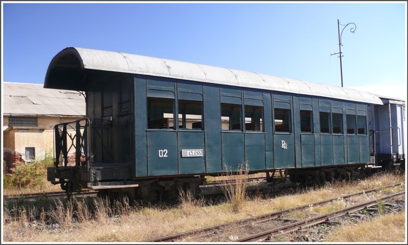 Einer der gngigen 3.Klasse Holzpersonenwagen. Diese Wagen besitzen keine Fenster, nur Holzlamellenstoren zum Schutz vor gelegentlichem Regen. (Asmara 28.10.2008)