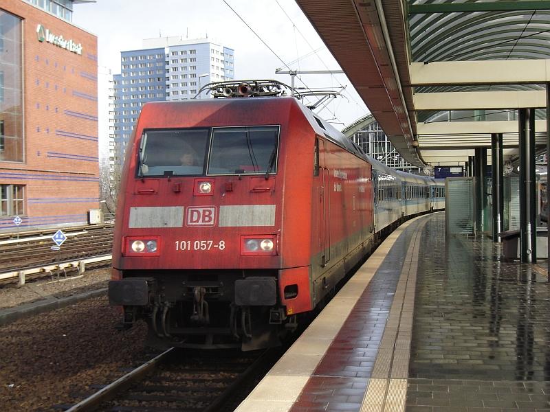 Einer der letzten InterRegio die den Berliner Ostbahnhof verlassen. 101 057-8 mit IR am 16.03.06