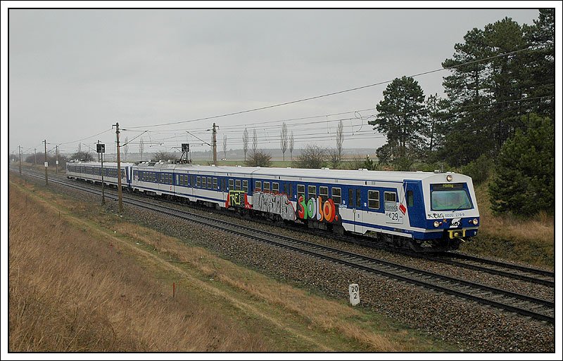 Einer von zur Zeit sehr vielen S-Bahngarnituren, die im Wiener Raum mit Graffity herum fahren. 4020 276 mit Steuerwagen 6020 276 voraus als S 9 von Gnserndorf nach Mdling kurz nach dem Halt in Helmahof.