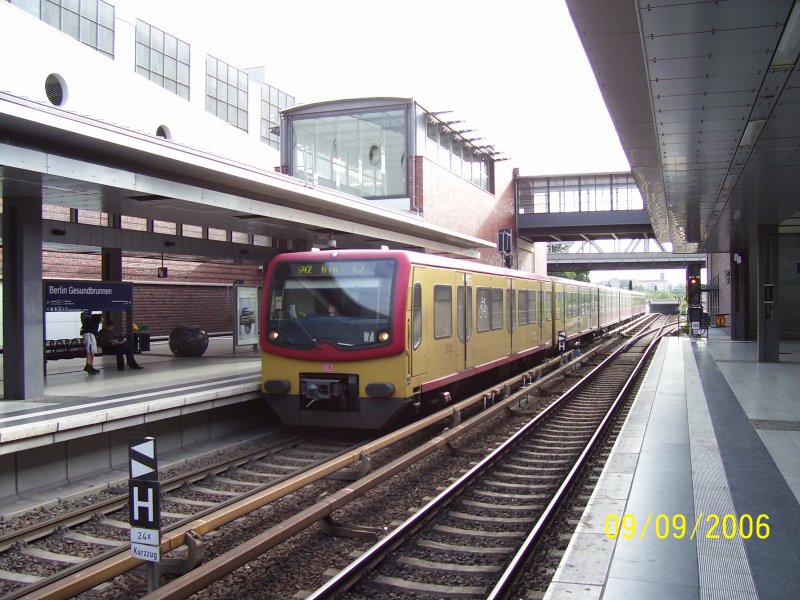 Einfahrt eines Dreiviertelzuges der Baureihe 481 in den Bahnhof Berlin Gesundbrunnen. Dieser Zug fhrt weiter auf dem im Juni 2002 wiedererffneten Ring der Berliner S-Bahn