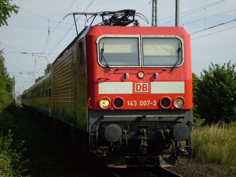 Einfahrt Regionalbahn mit 143-007 aus Richtung Lehrte in Algermissen am B Markstr. Richtung Hildesheim 