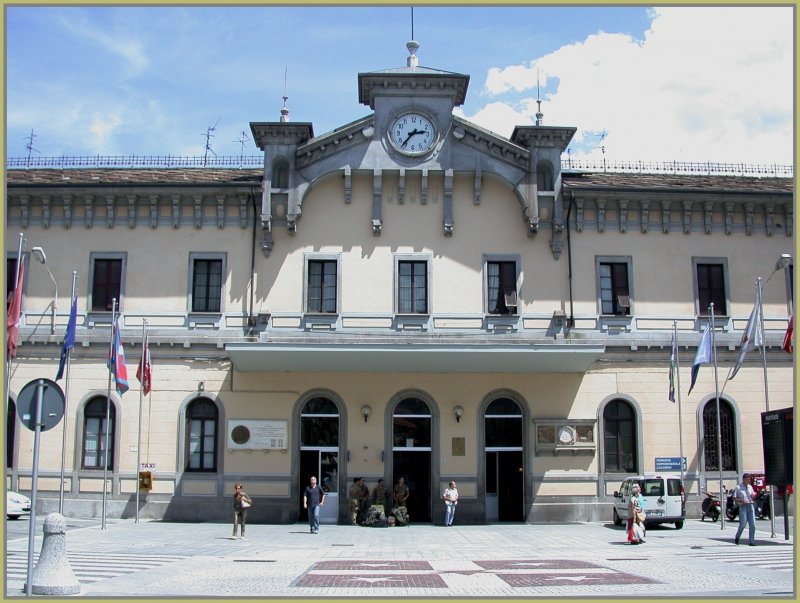 Eingangsportal des Bahnhofs Domodossola. Bahnhof und Umgebung wurden in den letzten Jahren renoviert und neu gestaltet und laden jetzt zum Verweilen ein. (23.06.2007)