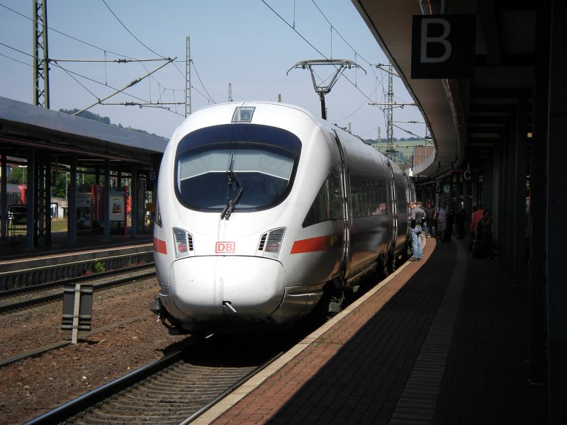 Eingefahrener ICE aus Dresden zur weiterfahrt nach Wiesbaden in Eisenach.