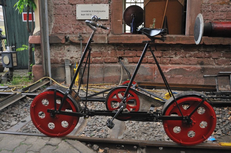 Ein Schienenfahrrad der DR im Eisenbahnmuseum Neustadt/Weinstrasse. Fr�her ging alles