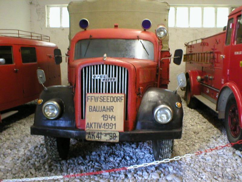 neben der Eisenbahn bilden die alten Feuerwehrfahrzeuge (auch aus USA)