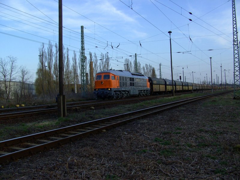 EKO-Trans DE 300-02 verl�sst in abendlicher D�mmerung den Bahnhof Guben