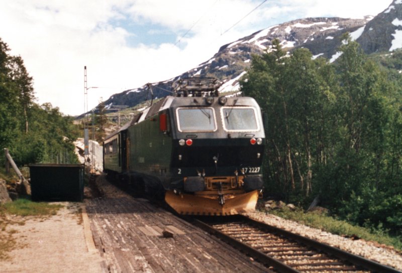 EL17 2227 auf der Flmsban-Strecke am 11.6.2002 an der Station Reinunga.