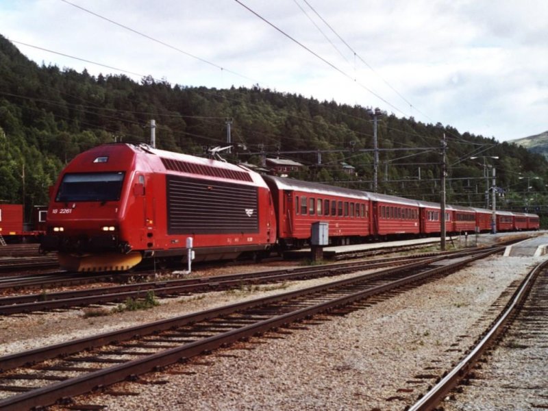 18 2261 mit Zug 403 Oslo-Trondheim auf Bahnhof Domb�s am
