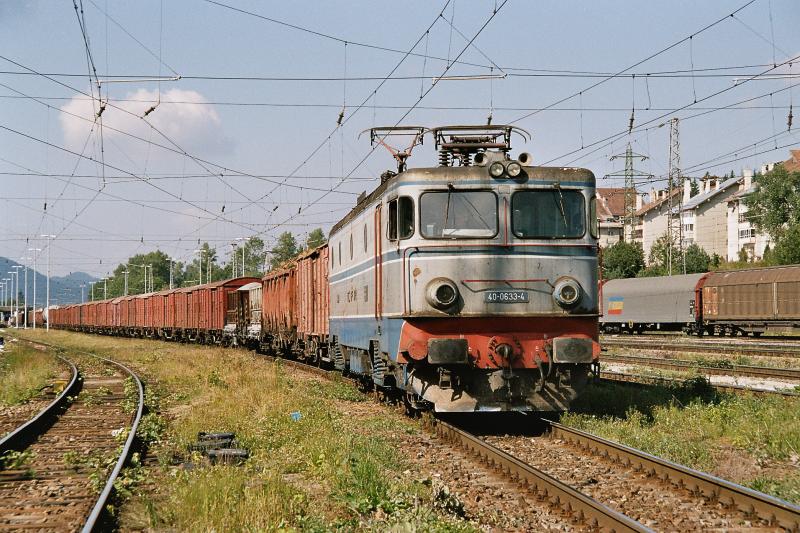 Elektrolokomitve 40-0633-4 (Typ 060 EA) der Rumnischen Staatsbahn vor einem schweren Gterzug auf der Linie ber die Karpaten in Predeal am 18. August 2004. Zum Ueberwinden der Steigungen bis 28 Promille wurde dieser Zug von Brasov bis Predeal nachgeschoben.