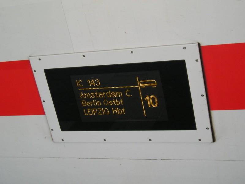 Elektronischer Anzeiger an einem IC-Wagen der nach Leipzig unterwegs ist. Diese Aufnahme ist gemacht am letzten Einsatztag dieses Zuges, also am 11.12.2004. IC 143 fhrt jetzt von Amsterdam ber Berlin nach Szczecin Glowny.