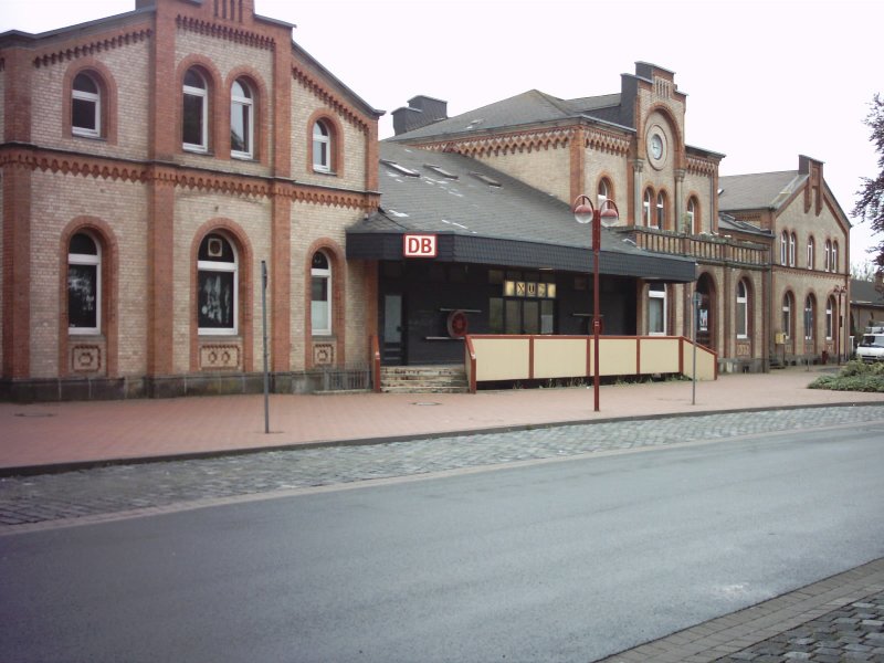 Das Bf Geb�ude des Bf Elze,aufgenommen im Mai 2004 