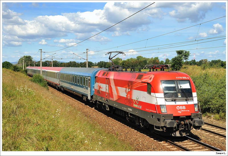 1116.005 (EM-�sterreich) mit dem EC961 Franz Liszt . Gramatneusiedl, 30.8.2009. 