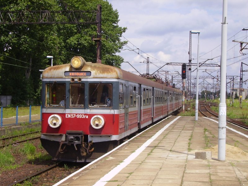 Ein EN57 f�hrt im August 2008 in den Bahnhof Tarnowskie