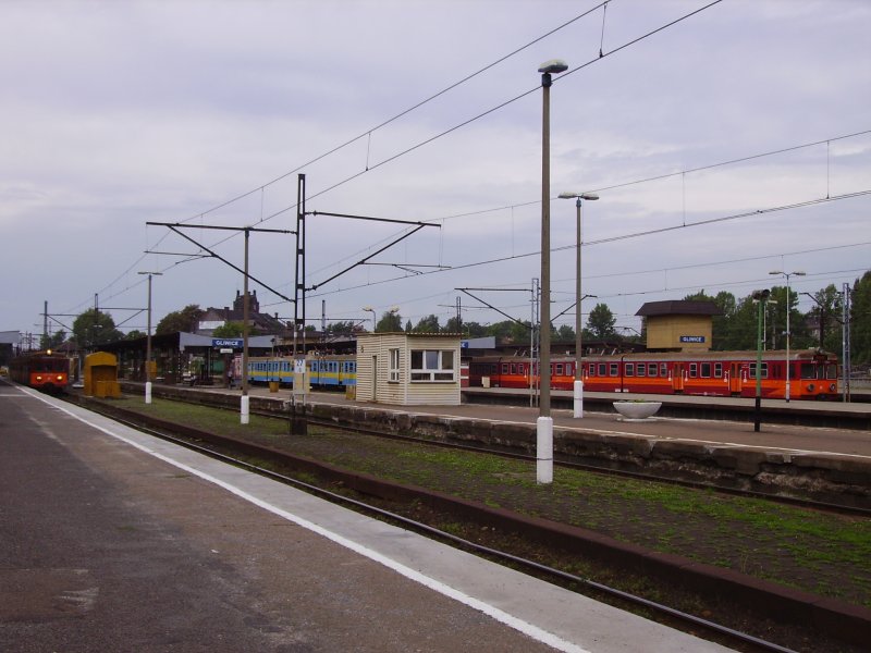 Drei EN57 warten im Bahnhof Gliwice (August 2008) 