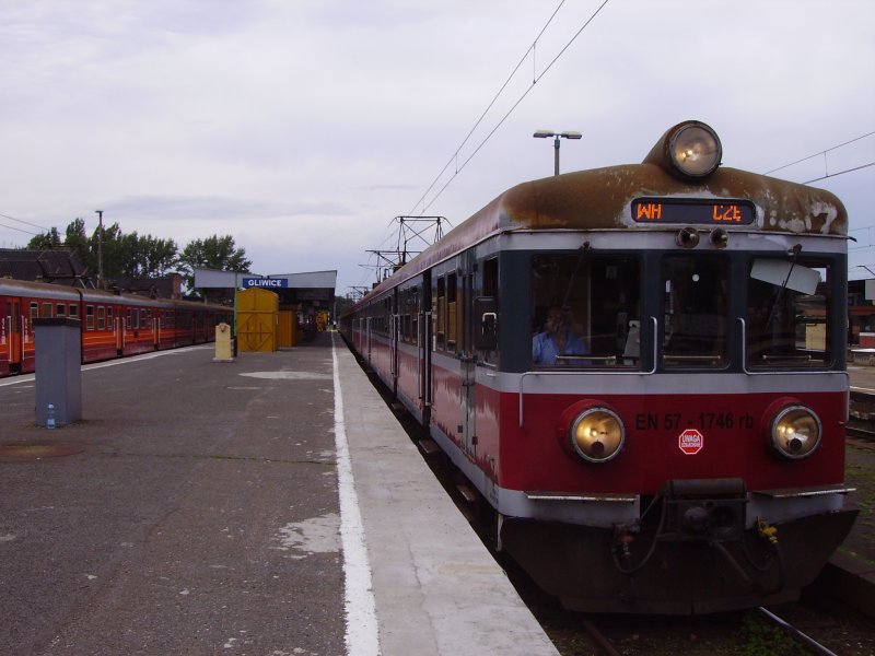 Ein EN57 im Bahnhof Gliwice. (August 2008) 