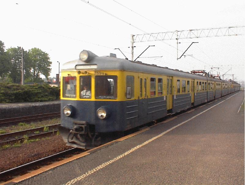 Ein EN57 in Richtung Rzepin am 4.5.02 in Zb�szynek. 