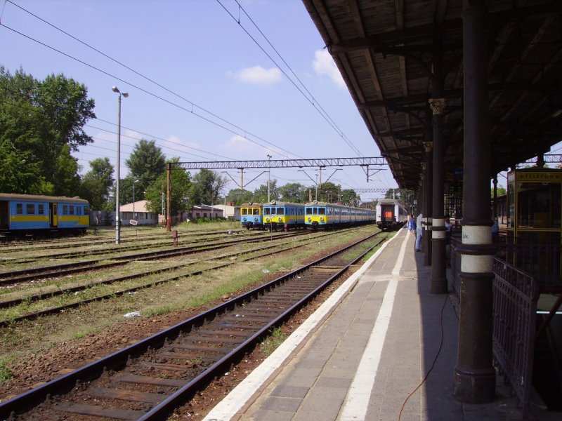 Drei EN57 halten einen Kaffeklatsch im Bahnhof Opole! (Sommer 2006)