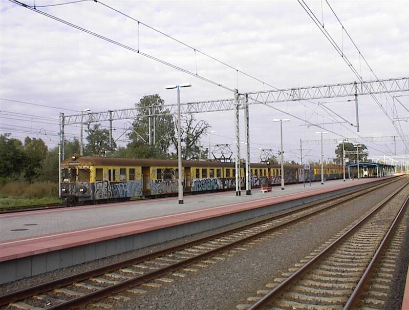 Abgestellter Regionalzug der Baureihe EN57 im Sp�tsommer 2001 in Rzepin.