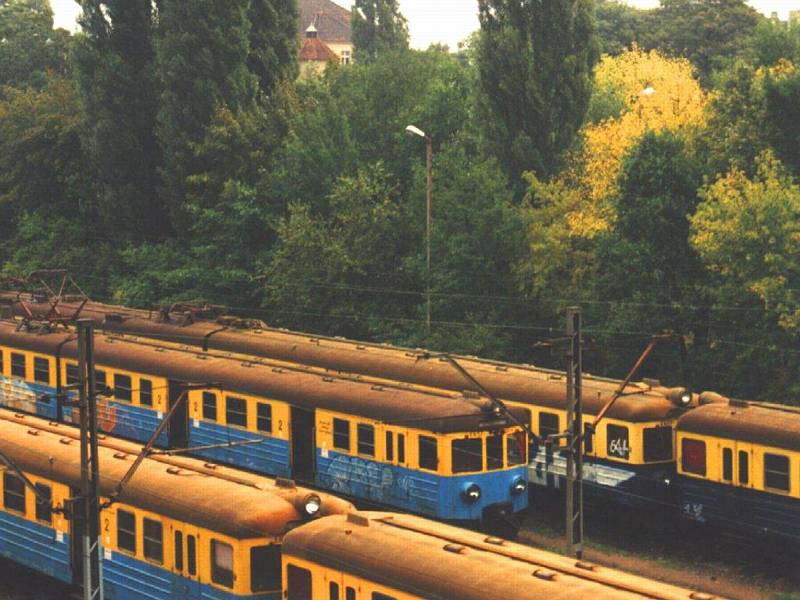 Mehrere EN57 sind im September 1998 in Poznan abgestellt. 