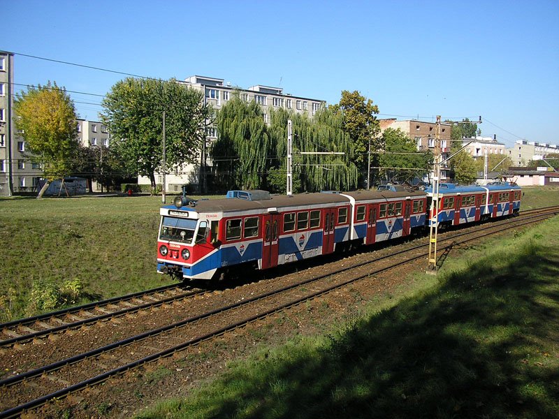 EN94-04 als WKD-Vorortzug nach Milan�wek Grud�w in Pruszk�w, (hinter dem
