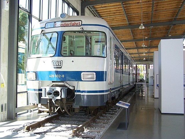 Endtriebwagen der BR 420 002-8, der Mnchener S-Bahn steht heute im Verkehrsmuseum Mnchen. (06.08.07) 

