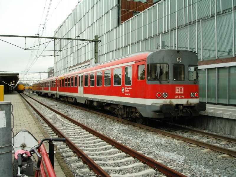 Ein Dieseltriebwagen der DB-Baureihe 624 im Bahnhof von Enschede am