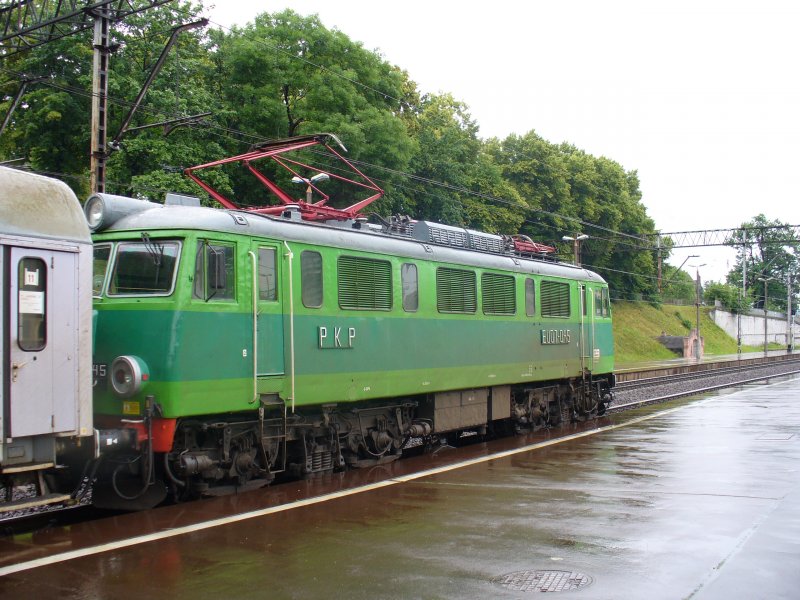 An EP 07-0045 with a PKP InterCity from Krakow Glowny