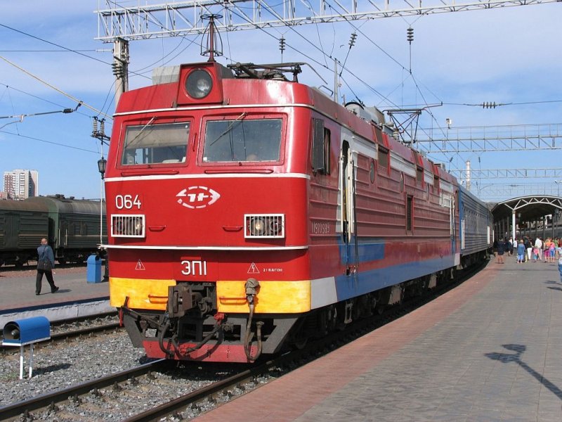 EP1 – 064 (ЗП1 – 064)  mit “unsere Zug” D 10IJ Moskva Iaroslavskaja-Irkutsk Passajirskij auf Bahnhof Krasnojarsk Pass (Красноя́рск Пасс) am 11-9-2009.