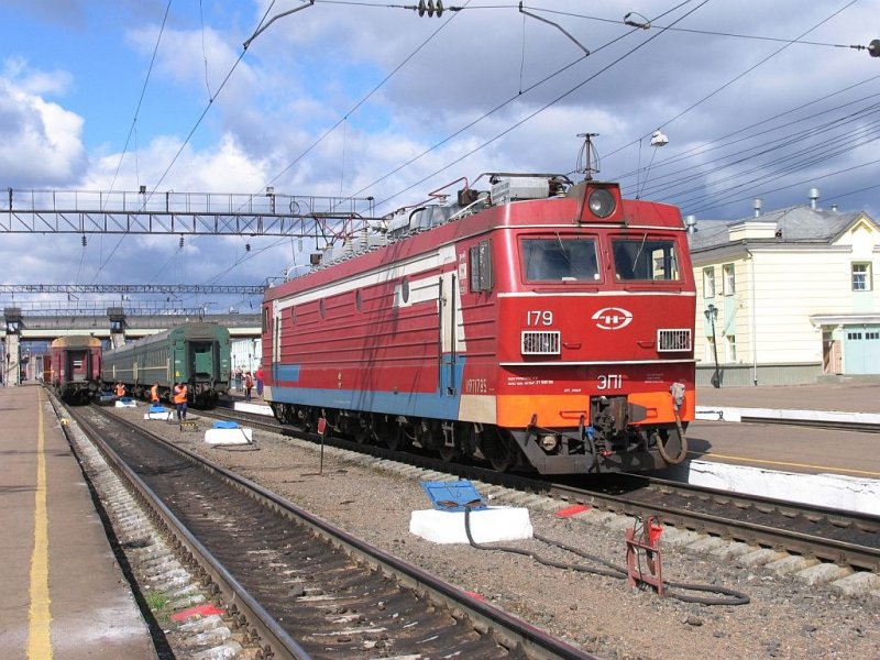EP1 – 179 (ЗП1 – 179)  mit “unsere Zug” D 10IJ Moskva Iaroslavskaja-Irkutsk Passajirskij im Hintergrund auf Bahnhof Ulan Ude (Ула́н-Удэ́) am 14-9-2009. Hier gibt es die Ersatz von die elektrische Lok durch eine Diesellok.