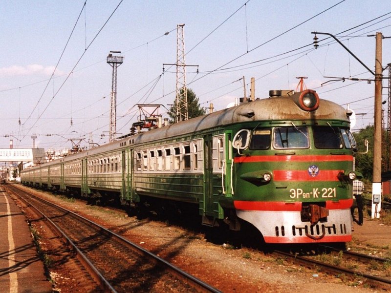 ER9pK-221 (ЗР9ПК-221) auf Bahnhof Vladimir Pass (Владимир Пасс) am 31-08-2004. Bild und scan: Date Jan de Vries.
