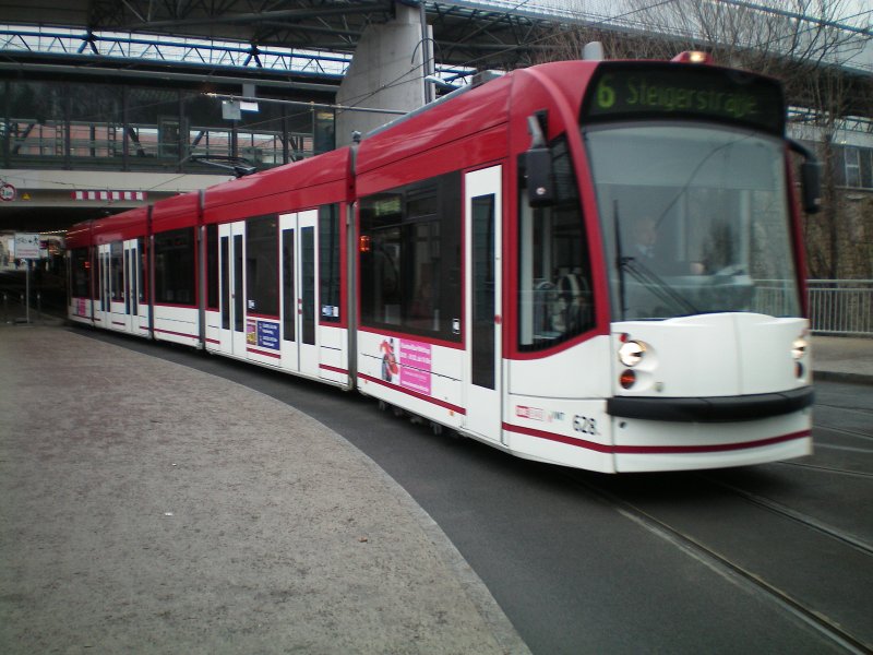 Combino der Linie 5 mit dem Fahrtziel Steigerstra�e.Januar 09 Erfurt