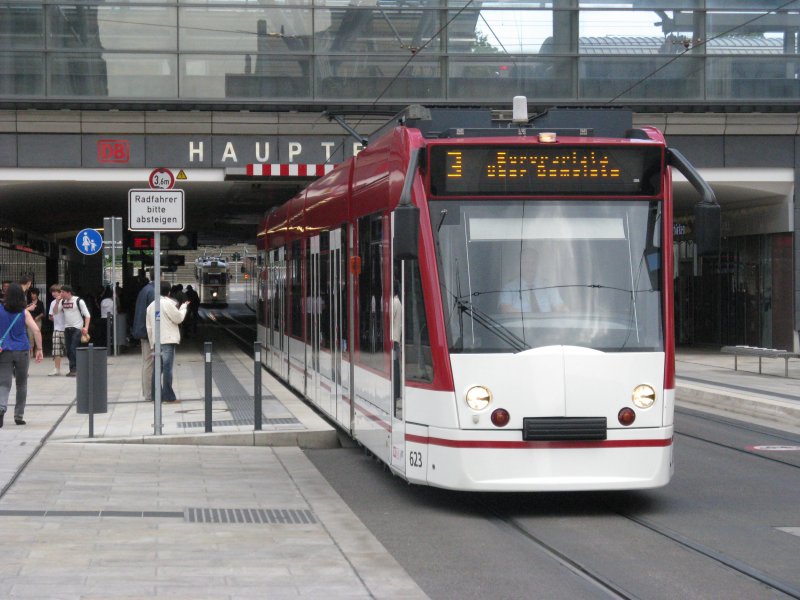 Am 03.06.09 verl�sst Combino Basic 623 den Erfurter Hbf auf