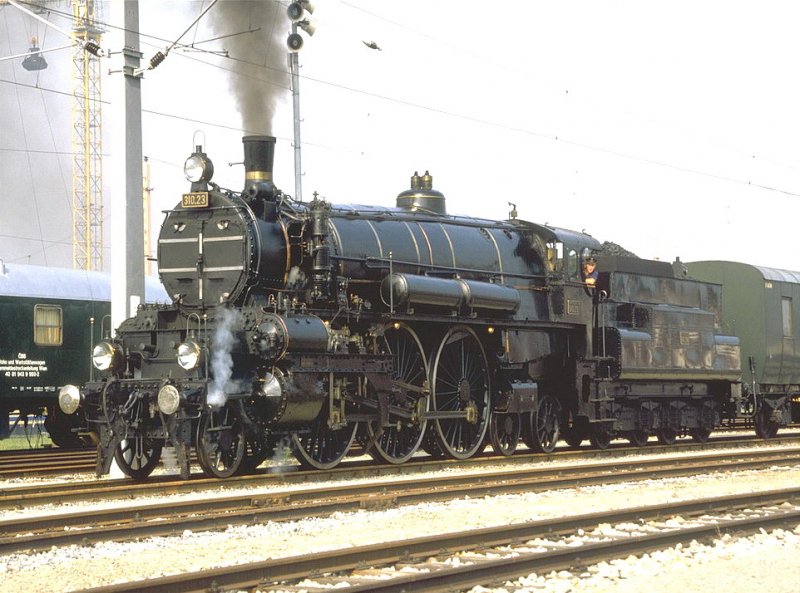 Erinnerungen an Strasshof 1987 beim 150 jhrigen Jubilum der sterreichischen Eisenbahnen.kkStB Dampflok 310.23 (1911) mit
einem Schnellzug an der Parade.(Archiv P.Walter)