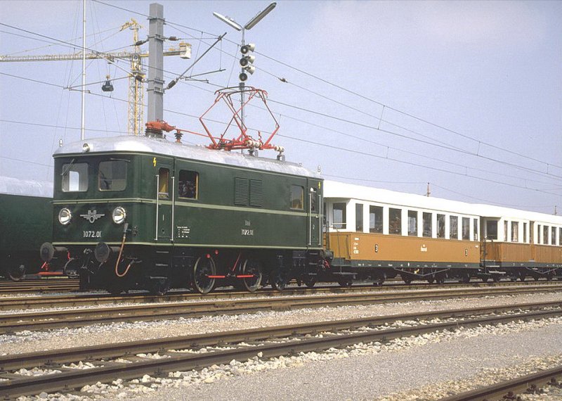 Erinnerungen an Strasshof b.Wien 1987.1072.01 mit einem Zug der Pressburgerbahn an der Parade zum 150 Jubilum der sterreichischen Eisenbahn (Archiv P.Walter)