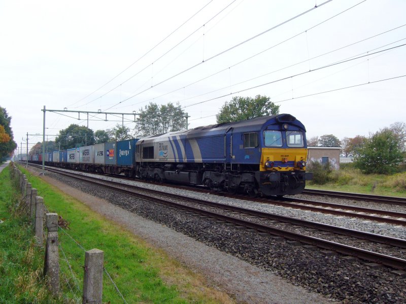 ERS 6609 wartet mit einem Containerzug auf ein �berholgleis bei