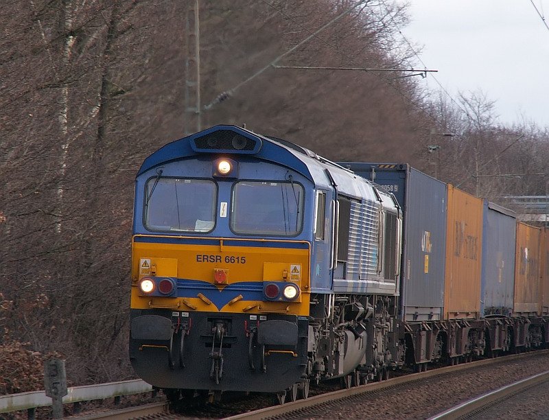 Aus Richtung Viersen kommend passiert diese Class 66, behangen mit