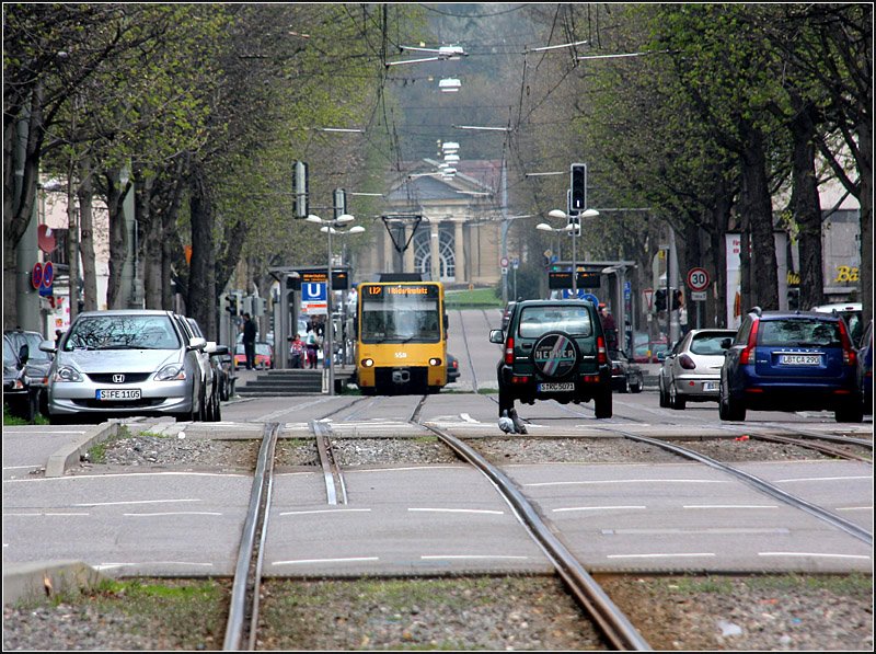 .Erstes Grün - 

in der Bad Cannstatter König-Karl-Straße. Die Stadtbahn befindet sich an der Haltestelle Daimlerplatz. Im Hintergrund das Kursaal. 

03.04.2009 (M)