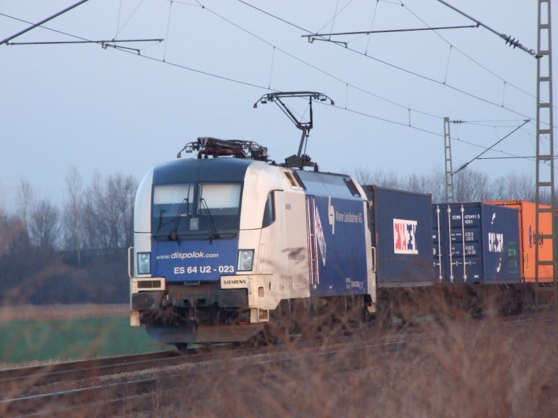 ES 64 U 2 023 mit Containerzug am 21.02.2007 kurz nach Plattling richtung Regensburg.